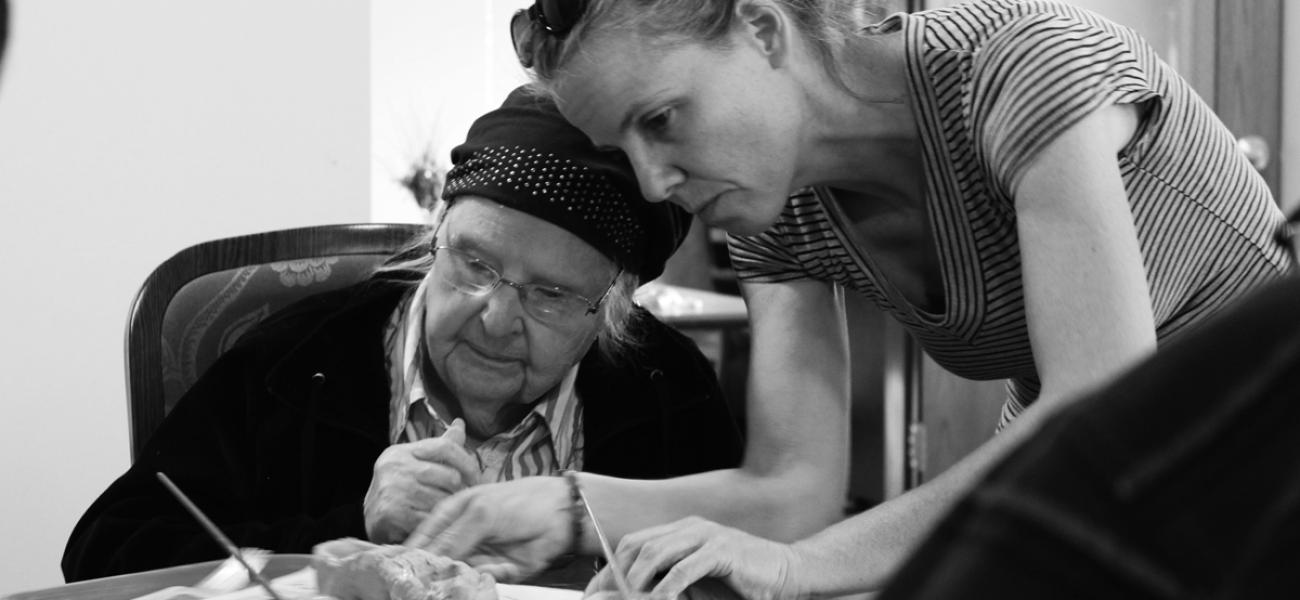 NCC teaching artist Angie Renee assists residents at Martin Luther Meadow Woods memory care facility, 2017. Photograph by Alison Beech.