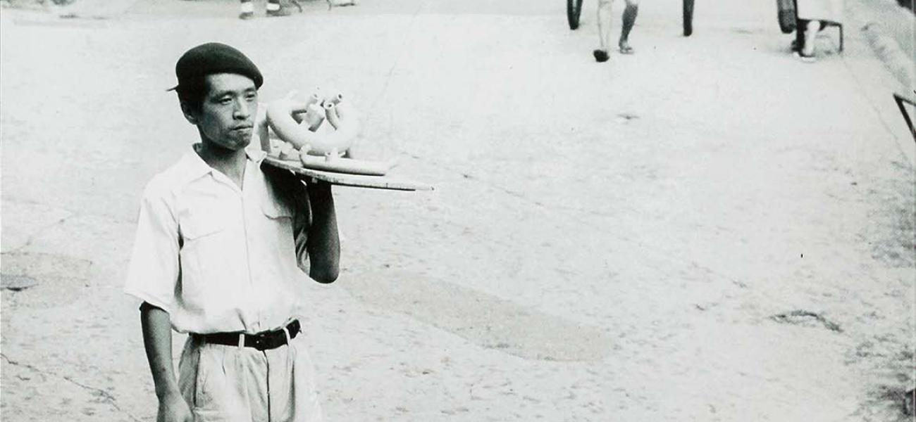 Yagi Kazuo carrying unfired sculpture to the communal kiln.