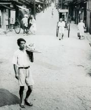 Yagi Kazuo carrying unfired sculpture to the communal kiln.